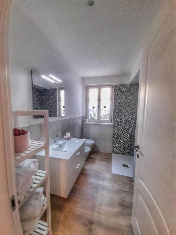 Bagno con doccia e parete decorata