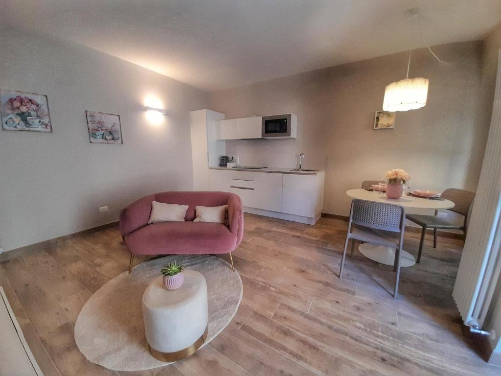 Soggiorno con divano rosa dell'Appartamento con Terrazza