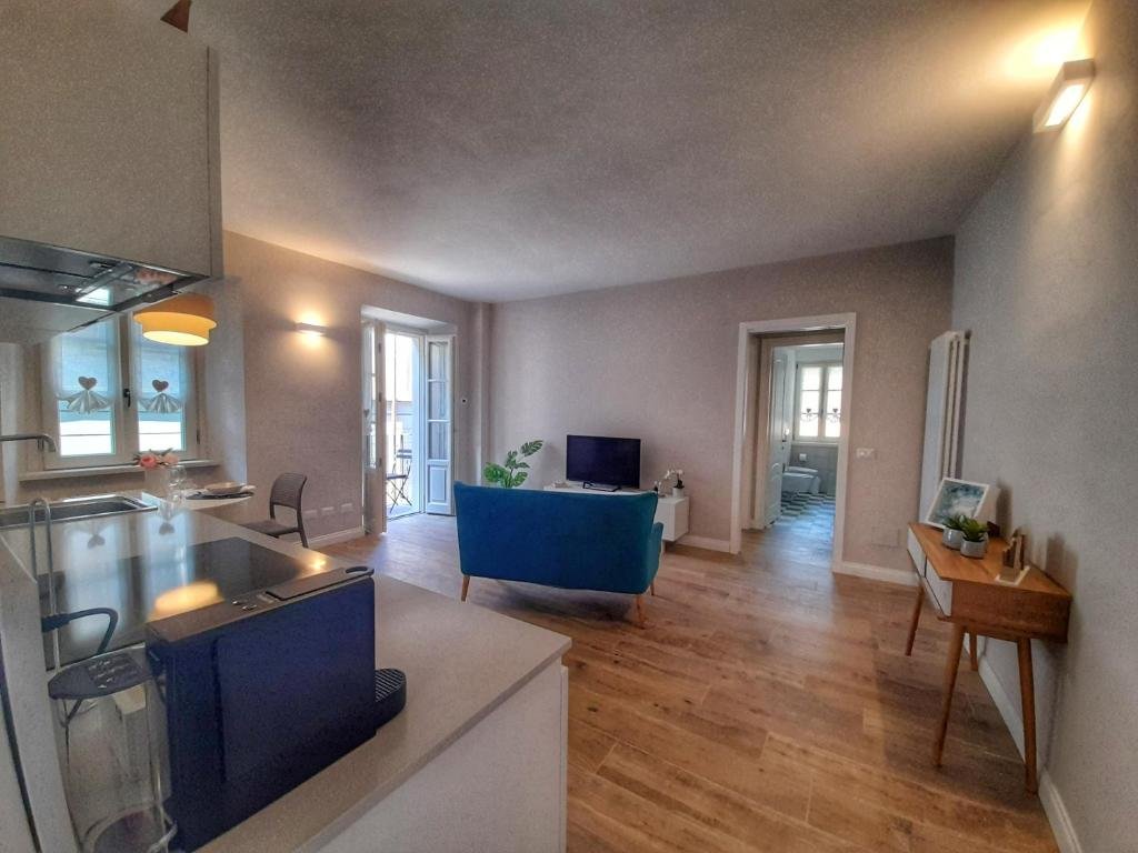 Cucina attrezzata e zona giorno con parquet