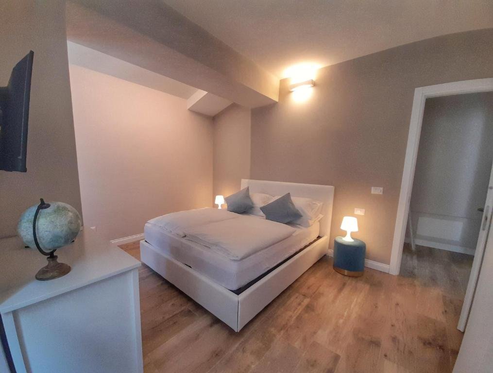 Camera matrimoniale con lampada e pouf azzurro