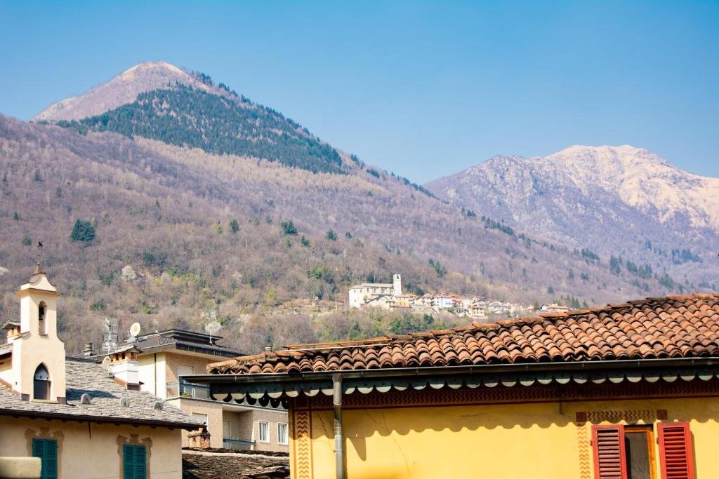 Vista sulle montagne e sui tetti di Cannobio