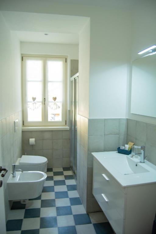 Bagno con pavimento a scacchi blu e doccia